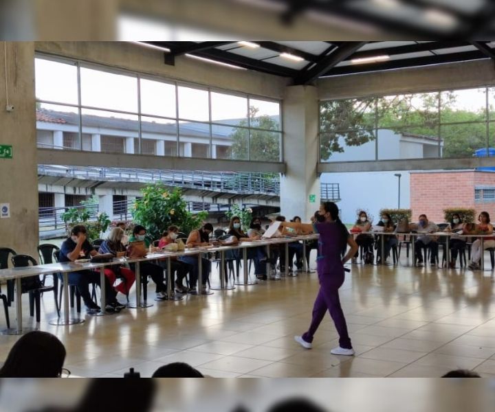 Grupo de personas en un auditorio en actividad de la Estrategia de Voluntariado UNIMINUTO Buga