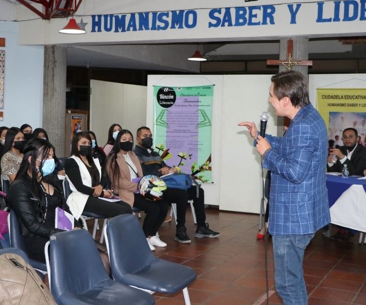 Coordinadores y asistentes ceremonia de becas socieconómicas 2022-1