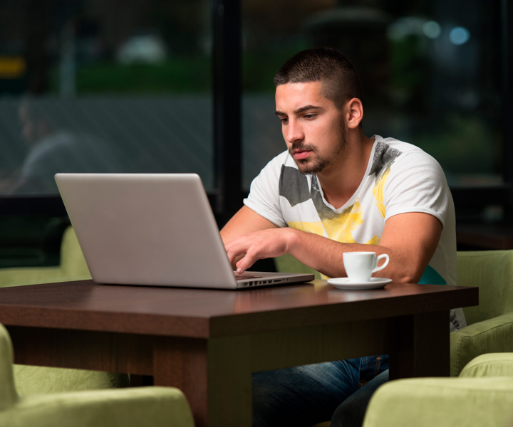 Estudiante solo frente a computador