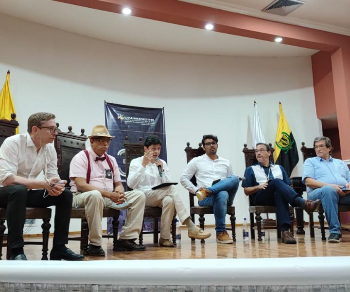 Grupo de hombres sentados en sillas tipo conversatorio 