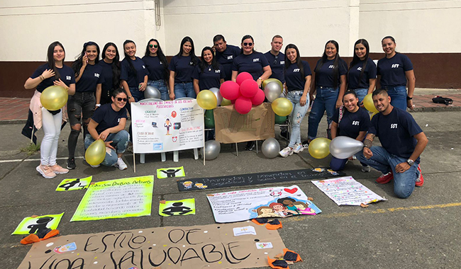 Estudiantes y docentes reunidos en la Conmemoración del Día internacional de la Seguridad y Salud en el Trabajo