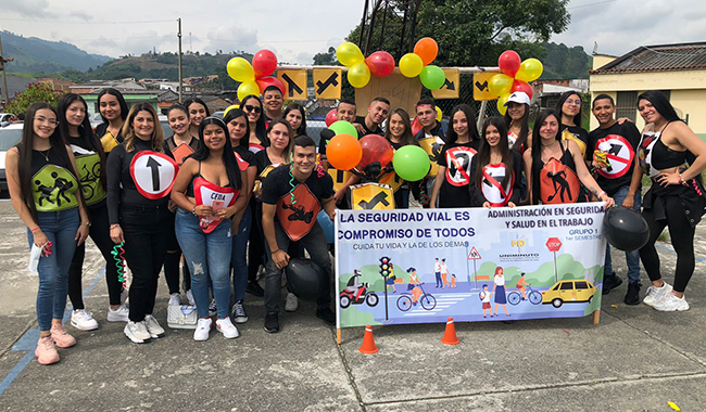 Estudiantes y docentes reunidos en la Conmemoración del Día internacional de la Seguridad y Salud en el Trabajo