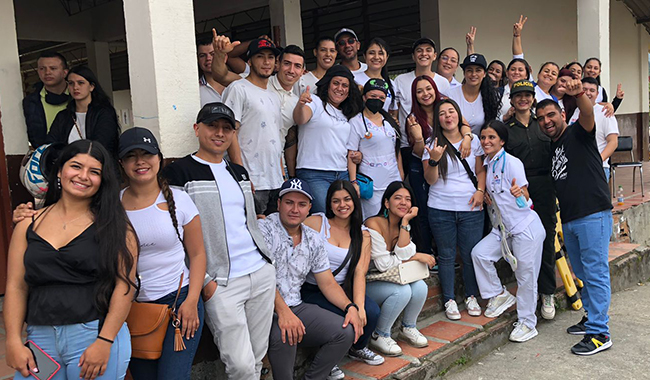 Estudiantes y docentes reunidos en la Conmemoración del Día internacional de la Seguridad y Salud en el Trabajo