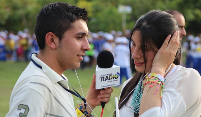 Foto de locutores en campo abierto