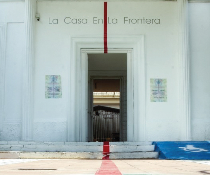 Entrada casa en la frontera