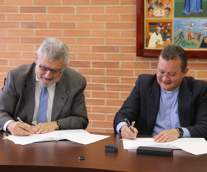 Foto del padre Harold Castilla Devoz, rector de UNIMINUTO y José Antonio Mayoral, presidente de Campus Iberus