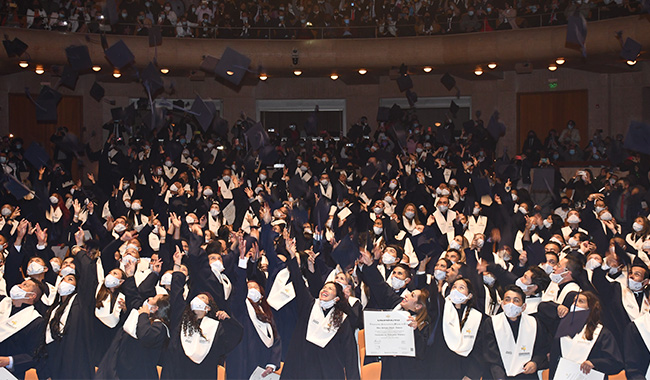 Estudiantes tirando la toga al aire