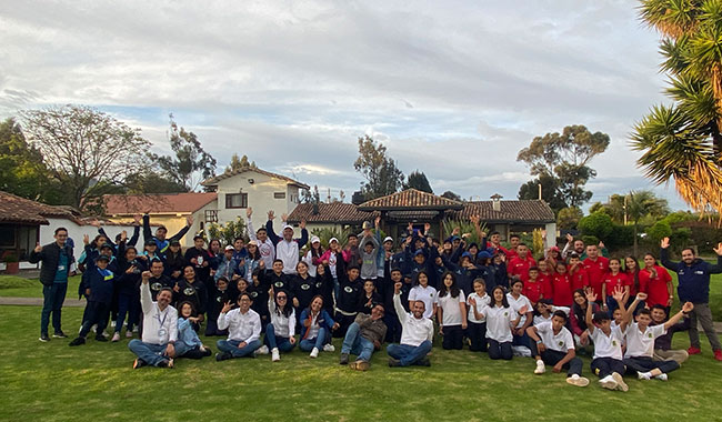 Foto de grupos niños y profesores en el Encuentro de Construcción de Comunidades CACTI