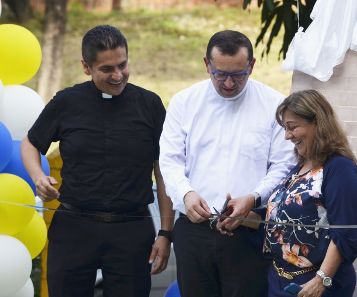 Director nacional de Pastoral e Identidad Misional, Padre Germán Gándara, cjm en compañía del capellán de UNIMINUTO Girardot, Padre Duvier Cortés y la directora del Centro Regional Girardot, Elvia Yaneth Galarza.