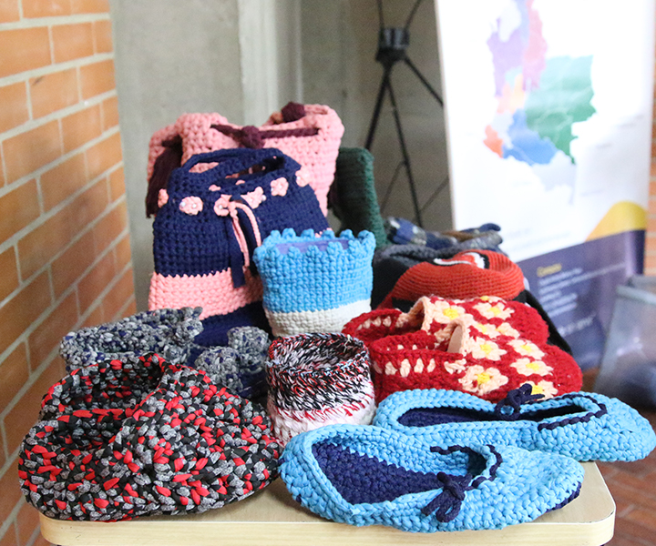 Tejiendo socialmente con la mujer zipaquireña Productos elaborados por las mujeres Zipaquireñas que hacen parte del proyecto Tejiendo Socialmente.