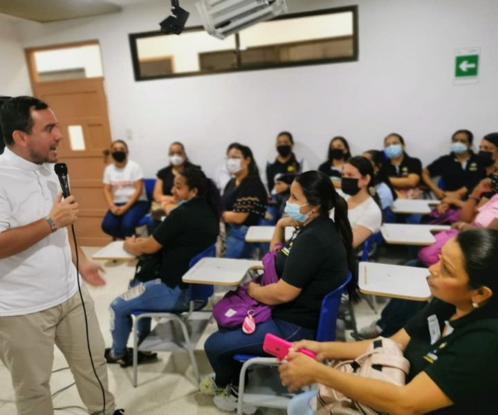 Hombre dictando conferencia 