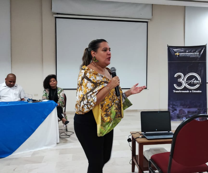 Es posible emprender a partir de las Industrias creativas y culturales en el Departamento del Atlántico conferencista-en-salon.jpg