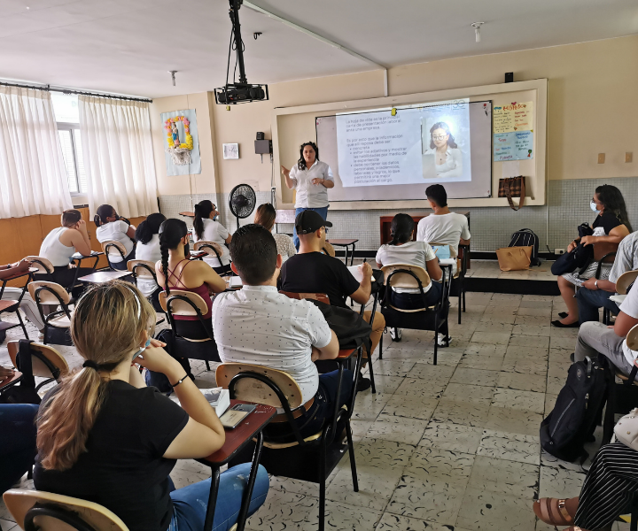 Estudiantes recibiendo una charla