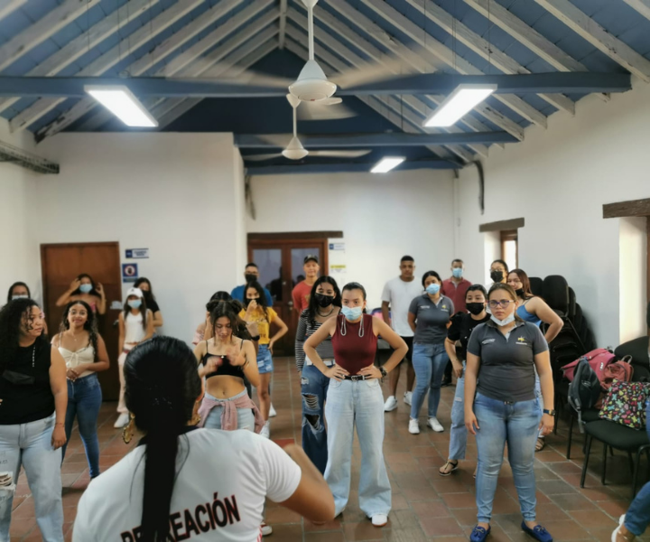 Estudiantes en rumba terapia 