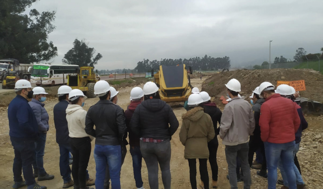 Estudiantes UNIMINUTO de ingeniería civil en salida de campo con INVIAS 