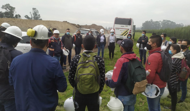 Estudiantes UNIMINUTO de ingeniería civil en salida de campo con INVIAS 