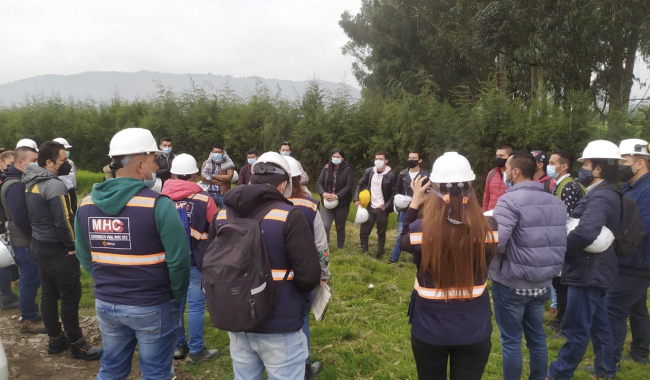 Estudiantes UNIMINUTO de ingeniería civil en salida de campo con INVIAS 