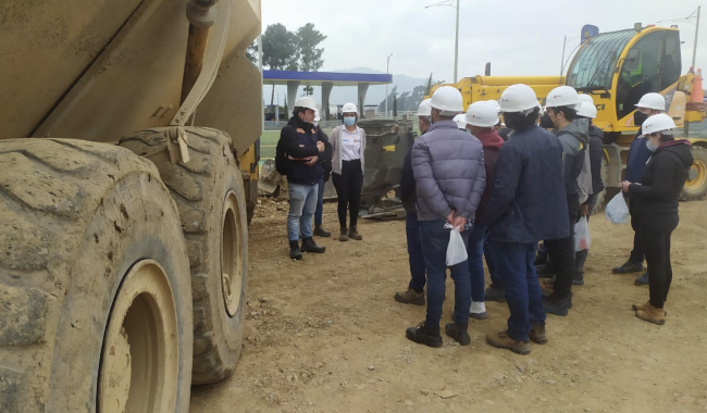 Estudiantes UNIMINUTO de ingeniería civil en salida de campo con INVIAS