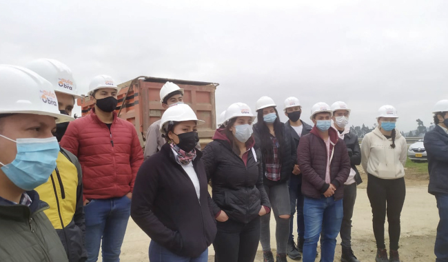 Estudiantes UNIMINUTO de ingeniería civil en salida de campo con INVIAS