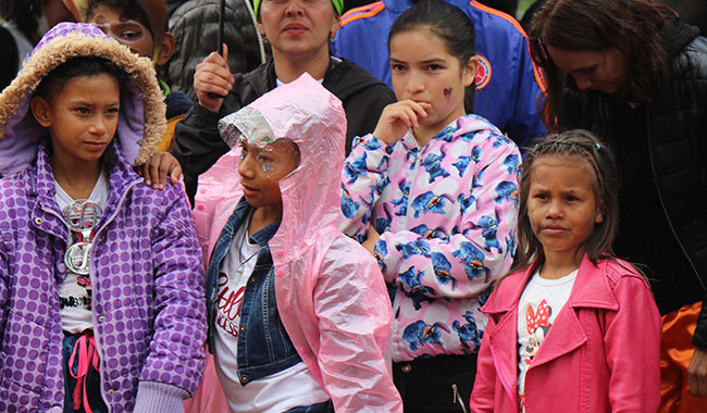 Rostros de niños asistentes al carnaval de las infancias 