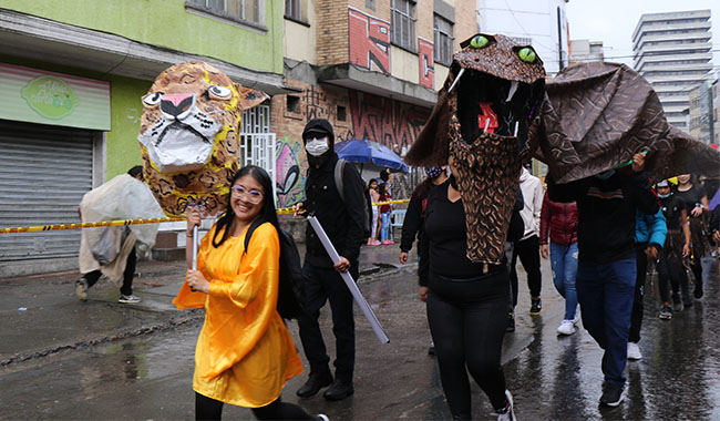 Recorrido por las calles del barrio Santa Fé en Bogotá 
