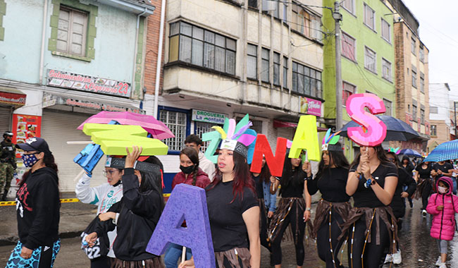 Niños, niñas y adolescentes en desfile por las calles 