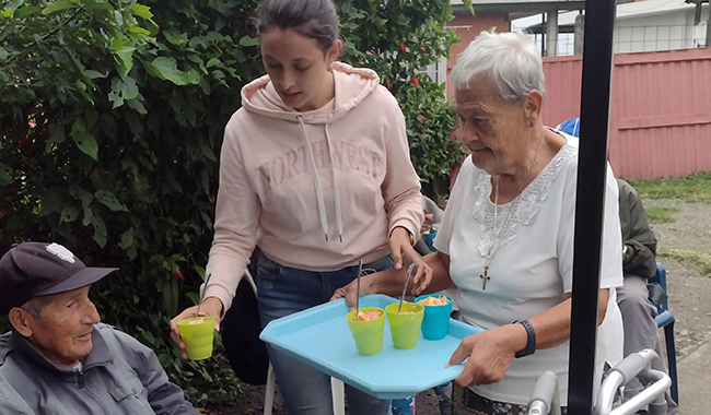 Estudiantes del programa de Licenciatura en Educación Infantil comparten con integrantes de la Fundación El Edén del Abuelo