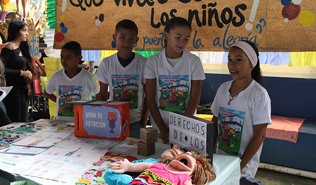 Niños exponen ante la rectora