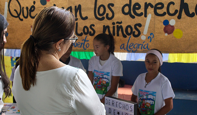 Niños exponen ante la rectora