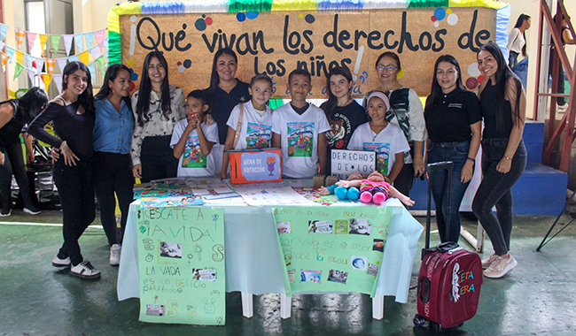 Estudiantes y docentes en la décima muestra de Experiencias Significativas