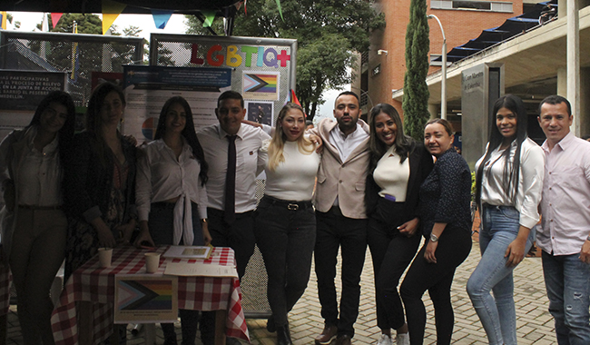 Estudiantes en sus respectivos stand exponiendo sus proyectos de grado