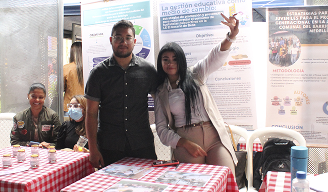 Estudiantes en sus respectivos stand exponiendo sus proyectos de grado