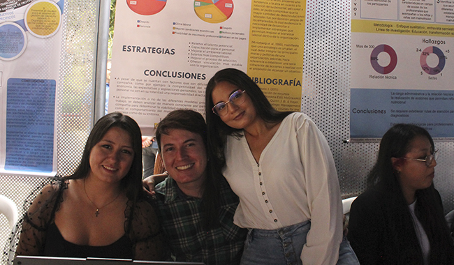 Estudiantes en sus respectivos stand exponiendo sus proyectos de grado