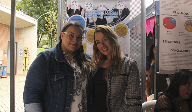 Estudiantes en sus respectivos stand exponiendo sus proyectos de grado