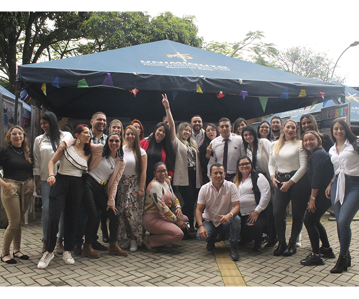 Estudiantes de especializaciones de FACEA sustentando trabajos de grado en feria