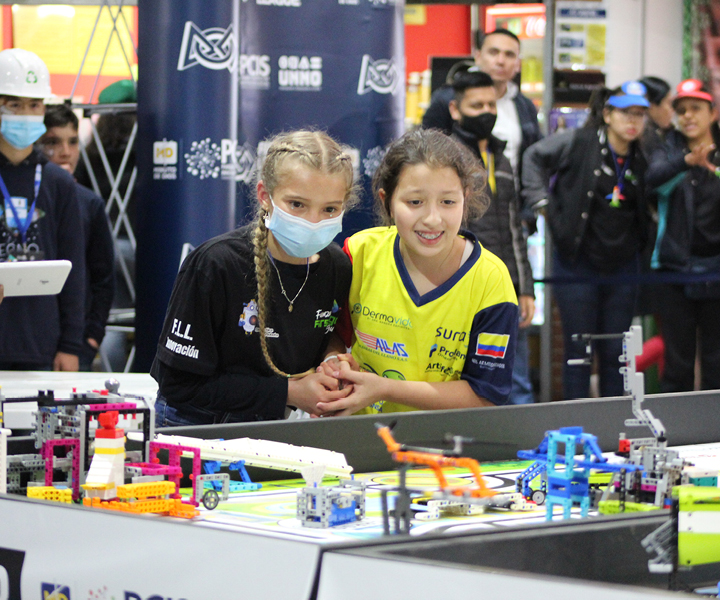 Niñas en el reto del robot en la final nacional de FIRST LEGO League temporada Cargo Connect