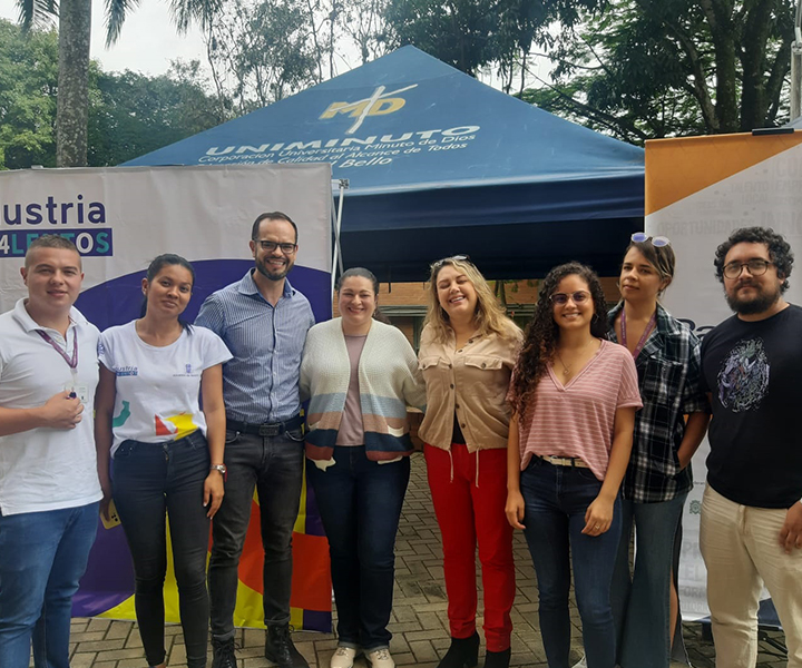 Colaboradores de UNIMINUTO y representantes del Valle del Software en feria de emprendimiento