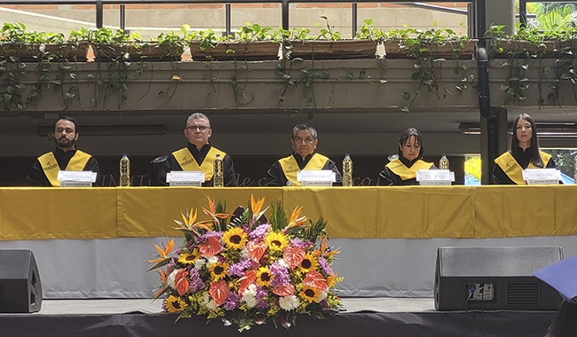 Estudiantes con toga y birrete dispuestos a recibir sus títulos profesionales de UNIMINUTO 