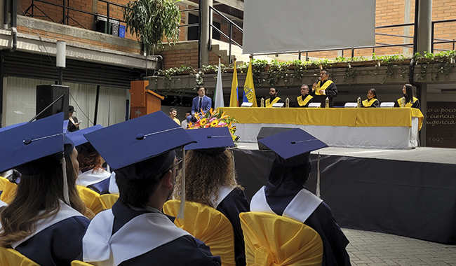 Estudiantes con toga y birrete dispuestos a recibir sus títulos profesionales de UNIMINUTO 