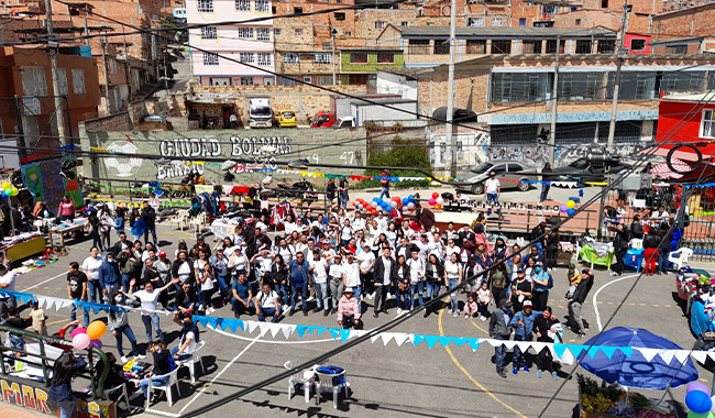 Personas reunidas en una cancha de microfutbol