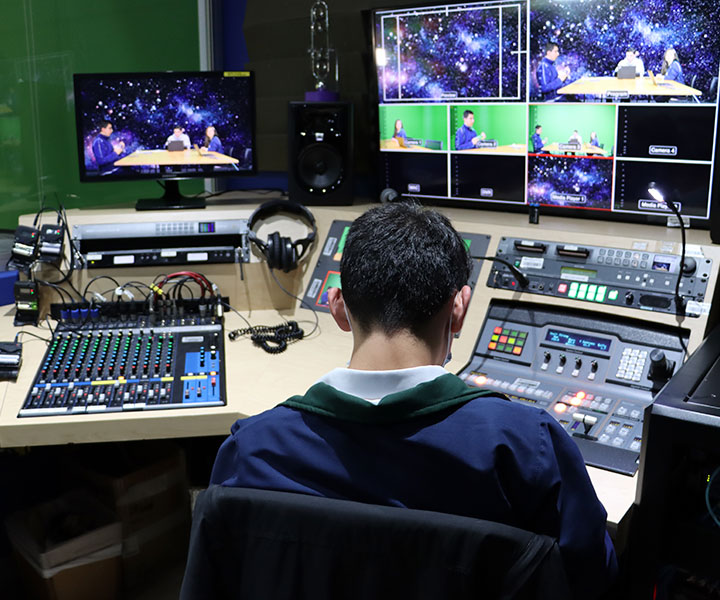 2 Estudiante del semillero Ondas Pequeños Ingenieros del Colegio Minuto de Dios dirige la emisión de las conferencias STEM implementando la Ruta de Innovación Social - RUTA del PCIS