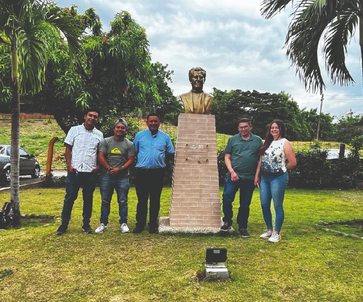 Presbítero Edwin Flórez junto a miembros de Pastoral e Identidad Misional