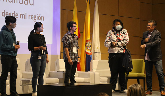 Estudiantes en diálogo con el conferencista