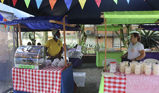 Emprendedoras vendiendo sus productos en la feria