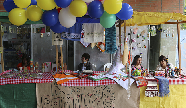 Emprendedoras vendiendo sus productos en la feria