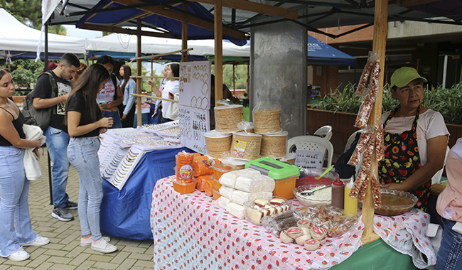 Emprendedoras vendiendo sus productos en la feria