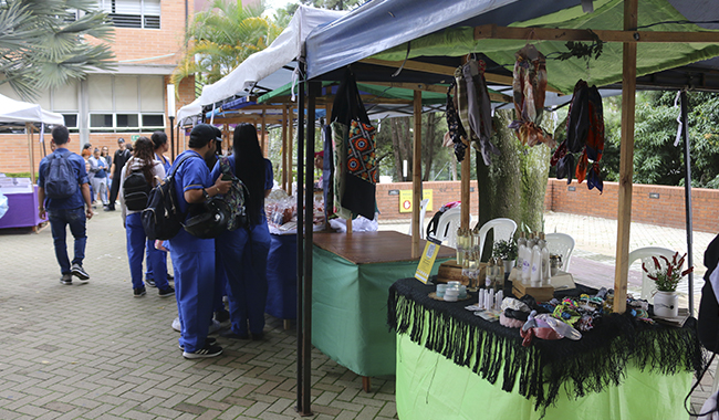 Emprendedoras vendiendo sus productos en la feria