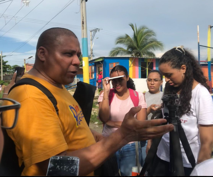 Docente entrevistando a personas de la comunidad 