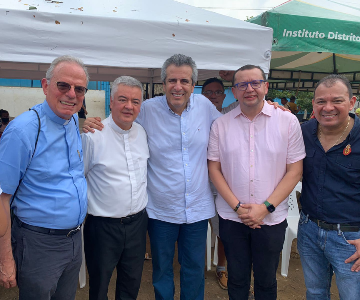 5 hombres reunidos posando a una foto