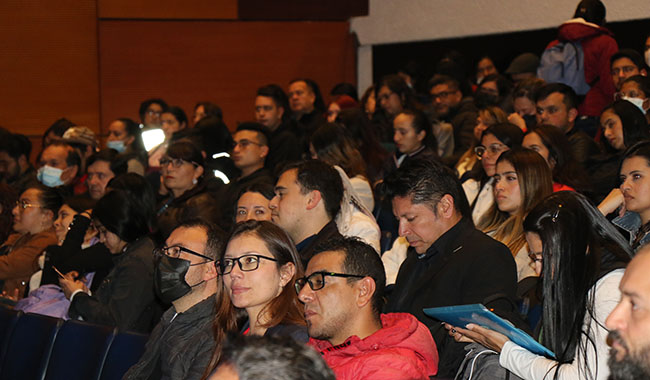 Estudiantes posgrados en el Teatro Minuto de Dios 